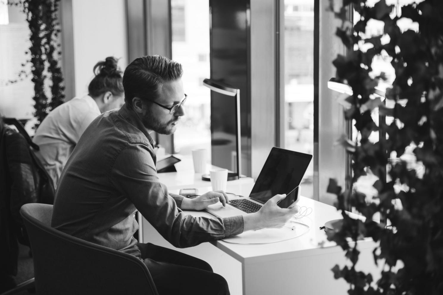 Учебный процесс — студенты и преподаватели обсуждают работы