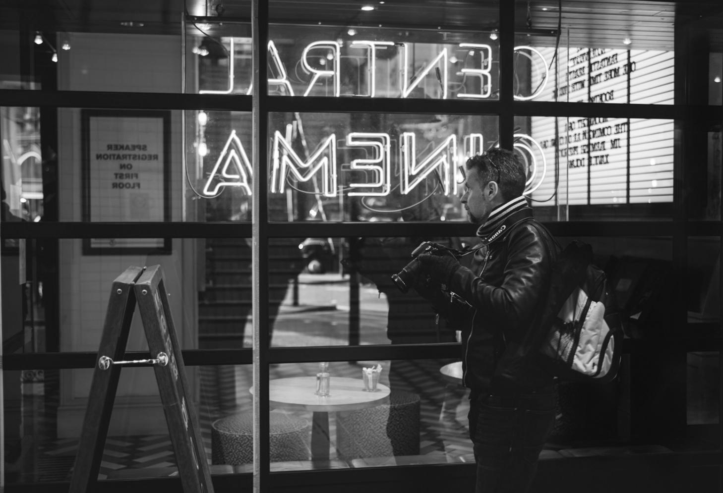 Процесс съёмки в городской среде — студенты работают с реальными сценами